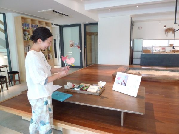 「『こうさくひろば』も、コロナ禍で食のプログラムが少なくなり、何ができるのかを考えた結果、始まったものです」と、１階の工作コーナーで説明する増田さん。「こうさくひろば」は、いつでも自由に参加できる工作コーナーで、プログラムは月替わり