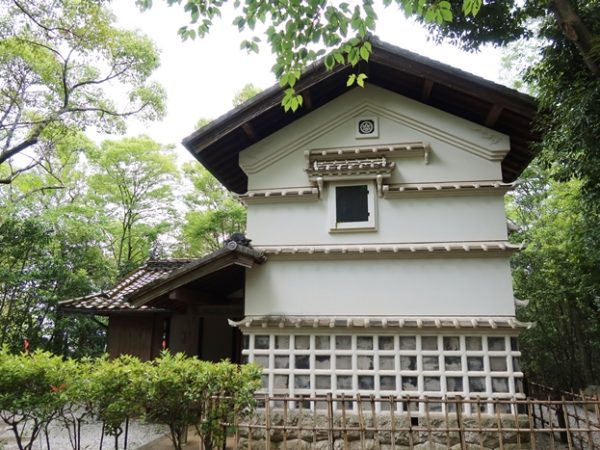 土佐漆喰を使い、多雨の気候に応じて水切瓦を使った前田家土蔵。防火、防水のため、屋根は鞘屋根と呼ばれる二重の作りになっている