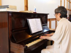 取材の最後にピアノを弾いてくださった斎藤さん。このピアノ、実は長らく放置されていたもので、最初はひどい音だったという。だが、弾いているうちに少しずつ音が変化してきたという。手を入れることで価値は変わるということである