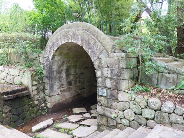琴電屋島駅。外観の色合い、文字などいちいちかわいい。内部も必見