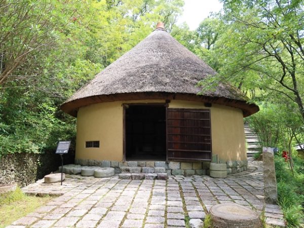 土間から上がったところは竹のすのこ敷きという吉野家住宅。住宅周囲には強風を防ぐための石垣が築かれていた