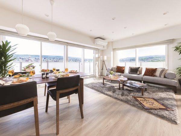 マンションサロンで見学可能な約100m2のモデルルーム（リビングダイニング）