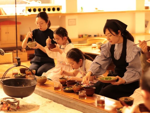 2023年4月開催の「こども食堂」。「日本の郷土ごはんシリーズ」1回目ということで、献立は、深川めし（東京の郷土料理）をメインに吸い物、たたききゅうり、デザート（寒天とあんこなど）という構成。参加者全員で作り、久しぶりに1階の囲炉裏を囲んでみんなで食べるという、「景丘の家」の風景が復活した</BR>写真提供：景丘の家