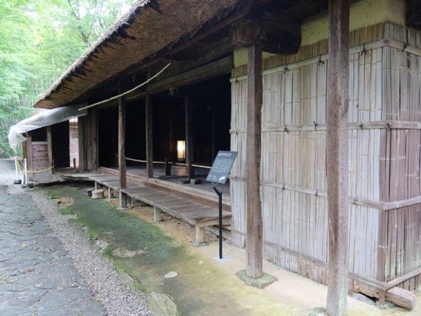 土佐漆喰を使い、多雨の気候に応じて水切瓦を使った前田家土蔵。防火、防水のため、屋根は鞘屋根と呼ばれる二重の作りになっている