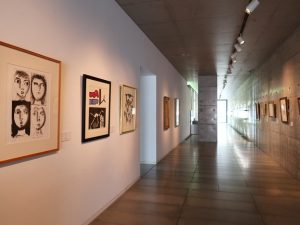 ギャラリー内部。コレクターだった加藤氏の収集した品が並んでいる