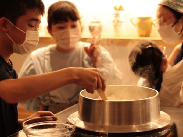 2023年4月開催の「こども食堂」。「日本の郷土ごはんシリーズ」1回目ということで、献立は、深川めし（東京の郷土料理）をメインに吸い物、たたききゅうり、デザート（寒天とあんこなど）という構成。参加者全員で作り、久しぶりに1階の囲炉裏を囲んでみんなで食べるという、「景丘の家」の風景が復活した</BR>写真提供：景丘の家