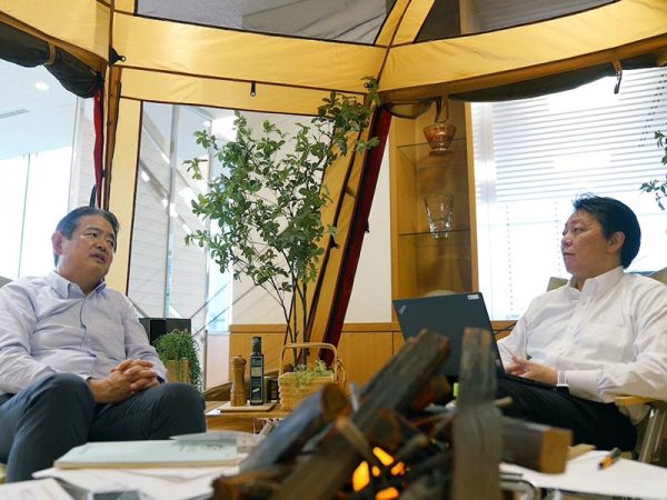 インタビューは大東建託株式会社 本社 品川の社長室に設置されているテントでリラックスして行われた
