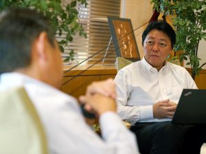 <b>井上 高志：</b>株式会社 LIFULL 代表取締役社長。1997年株式会社ネクスト（現LIFULL）を設立。インターネットを活用した不動産情報インフラの構築を目指して、不動産・住宅情報サイト「HOME'S（現：LIFULL HOME'S）」を立ち上げ、日本最大級のサイトに育て上げる。現在は、国内外あわせて約20社のグループ会社、世界63ヶ国にサービス展開している。