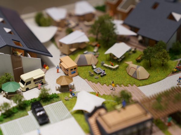 <b>井上 高志：</b>株式会社 LIFULL 代表取締役社長。1997年株式会社ネクスト（現LIFULL）を設立。インターネットを活用した不動産情報インフラの構築を目指して、不動産・住宅情報サイト「HOME'S（現：LIFULL HOME'S）」を立ち上げ、日本最大級のサイトに育て上げる。現在は、国内外あわせて約20社のグループ会社、世界63ヶ国にサービス展開している。