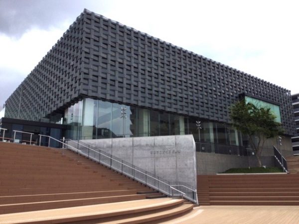 箕面船場阪大前駅直結の公共施設をつなぐメインデッキ（撮影：小濵淳一）