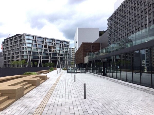 箕面船場阪大前駅直結の公共施設をつなぐメインデッキ（撮影：小濵淳一）