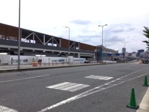 完成間近の始発・終着駅「箕面萱野」駅を新御堂筋から見る（撮影：小濵淳一）