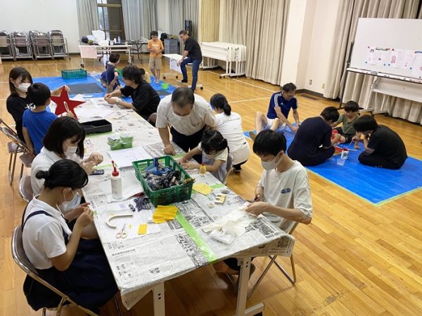 建物はL字形。路地に面したLの角部分、商店街に面した部分の2ヶ所に入り口がある