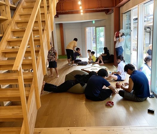 建物はL字形。路地に面したLの角部分、商店街に面した部分の2ヶ所に入り口がある