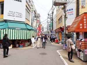 こちらは東口商店街。商店街から脇に入ると十字街などの飲食店エリアになる