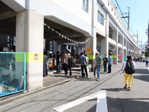 マルシェ会場に近づくにつれて人が増える。子ども連れも多かった