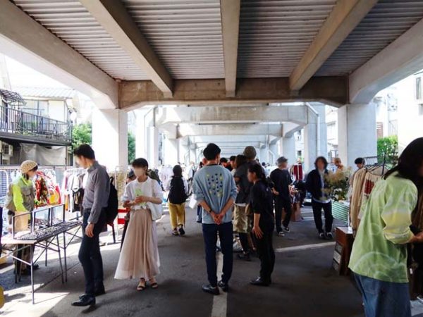 マルシェ会場に近づくにつれて人が増える。子ども連れも多かった