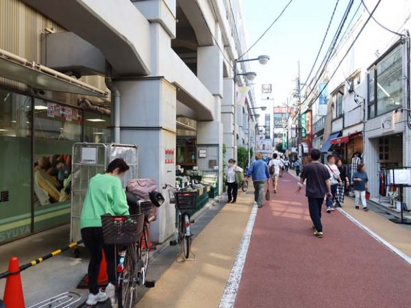 コンパクトな駅前。ここには高架下に何があるかが分かるような掲示が出される予定
