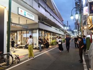 夕方にもなると人が集まり、華やかな雰囲気の中目黒の高架下。さまざまな飲食店が並ぶ