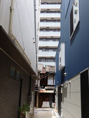 取材時は新築早々だった山王こどもセンター。手前に見えているのが商店街からの入り口