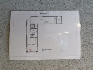 建物はL字形。路地に面したLの角部分、商店街に面した部分の2ヶ所に入り口がある