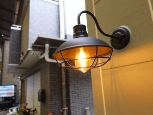 子どもたちがボールをぶつけても壊れないようにと選択された照明器具。それ以外にも子どもたちが自由に遊べるような配慮がある