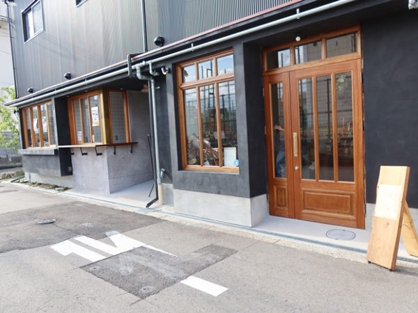 角にオープンしたのがおばんざいカフェ「まにまに」。丁寧な手作りの味が人気だという