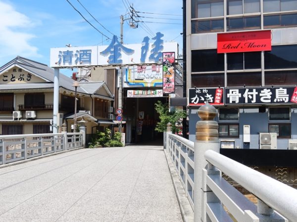 こんぴら十帖開始時のイベント。背後の建物は地元の銘酒・金陵。内部を見学でき、イベントなどに使われる広い中庭もある