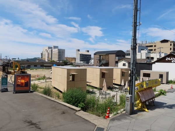 こんぴら十帖開始時のイベント。背後の建物は地元の銘酒・金陵。内部を見学でき、イベントなどに使われる広い中庭もある