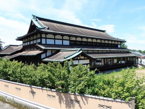 こんぴら十帖開始時のイベント。背後の建物は地元の銘酒・金陵。内部を見学でき、イベントなどに使われる広い中庭もある