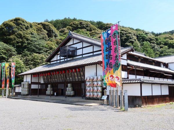 こんぴらさんがあることで香川では各種土産物として丸亀で団扇が作られるなど、各地で名産品が生まれたという。写真は境内で５家だけが売ることを許されている加美代飴。今でも手作りで作られているが、こうした品が残っているのもまちの魅力のひとつ。写真は五人百姓の池商店