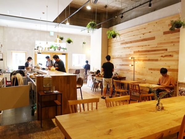 店内奥にあるギャラリースペース。上階で制作してここで展示、販売できるようになっている