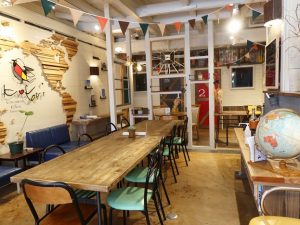 高松市内にあるコワーキングスペース。２階以上がホステルになっているコトリコワーキング＆ホステル