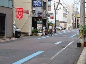 丸亀町商店街から讃岐おもちゃ美術館の方向を見ると美術館とは反対側、道路の左側に子育て支援の場、わははひろばがある
