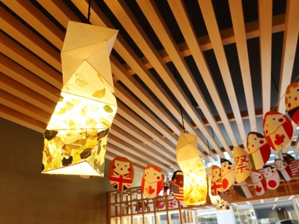 讃岐おもちゃ美術館入り口。右側のゲートは組手（くで）障子の技術を使って作られたもの。背後のうろこ壁は高松、丸亀それぞれの姉妹都市である秋田県由利本荘市の木工所が作ったもの