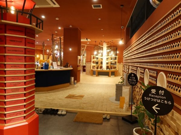 美術館入り口にはクラウドファンディング、寄付などで美術館設立に協力して人たちの名前、社名が掲げられている。左の赤い灯台は高松港にある世界初のガラスの灯台、通称せとしるべを模した形になっている