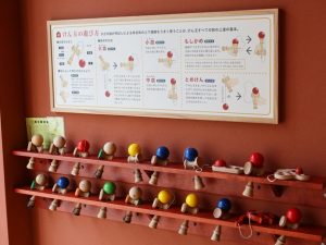 けん玉が置かれたコーナー。けん玉や独楽など単純だが奥が深い遊具に子どもたちは夢中になるようだ