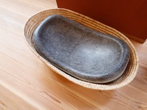 墓石として最高級品という庵治石を使って作られたゆりかご。庵治石は入り口の手洗いにも使われている