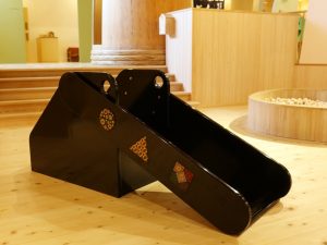 漆の滑り台。漆製品というと大事にしまわれていることが多いが、ここでは触り放題、滑り放題。そうやって使うことで塗り重ねた漆が模様となって現れる