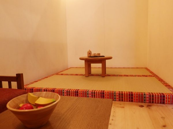 漆の滑り台。漆製品というと大事にしまわれていることが多いが、ここでは触り放題、滑り放題。そうやって使うことで塗り重ねた漆が模様となって現れる