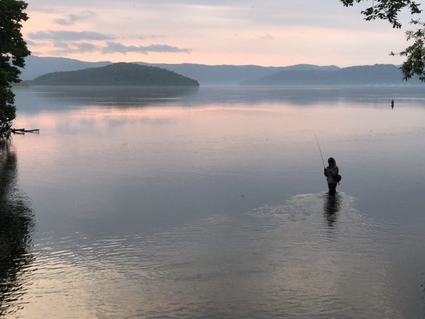道東地域の雄大な自然のなか、釣りを楽しむブルワリーのスタッフ