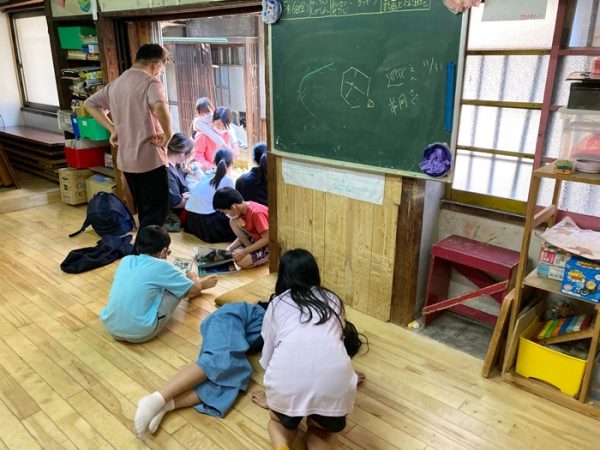 話を伺った寺川さん（左）、スタッフの新家さん（中央）、田村さん