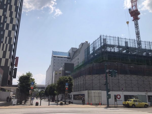 旭川市中心市街地活性化基本計画で示された、平和通買物公園の通行量の推移