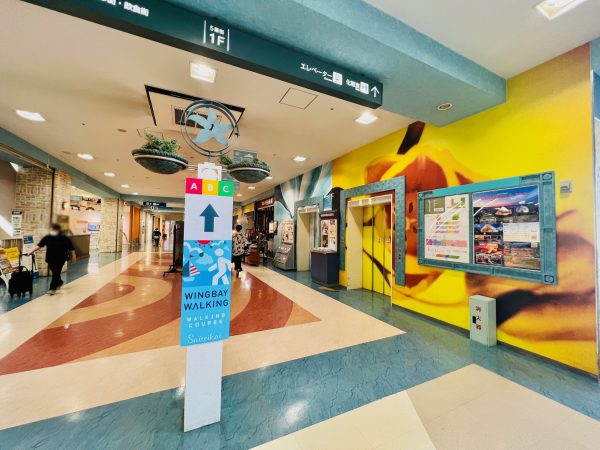 ▲ウエルネスチャレンジの一環である「ウイングベイウォーキング」では、ウイングベイ小樽内のウォーキングコースを歩くとポイントをゲット。取得したポイントは館内の協力店舗での割引に使えるほか、イオンシネマの無料券プレゼントなど多彩なインセンティブが用意されている。「商業施設の中なら雪の日でも安心して歩くことができますし、買い物を伴うことで認知症予防の効果にもつながります」