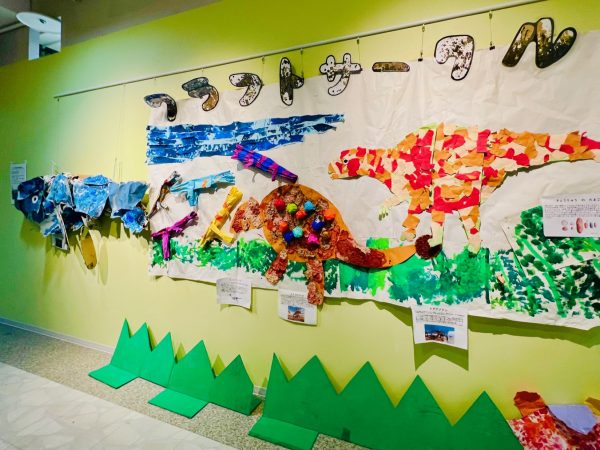 ▲ウエルネスチャレンジの一環である「ウイングベイウォーキング」では、ウイングベイ小樽内のウォーキングコースを歩くとポイントをゲット。取得したポイントは館内の協力店舗での割引に使えるほか、イオンシネマの無料券プレゼントなど多彩なインセンティブが用意されている。「商業施設の中なら雪の日でも安心して歩くことができますし、買い物を伴うことで認知症予防の効果にもつながります」