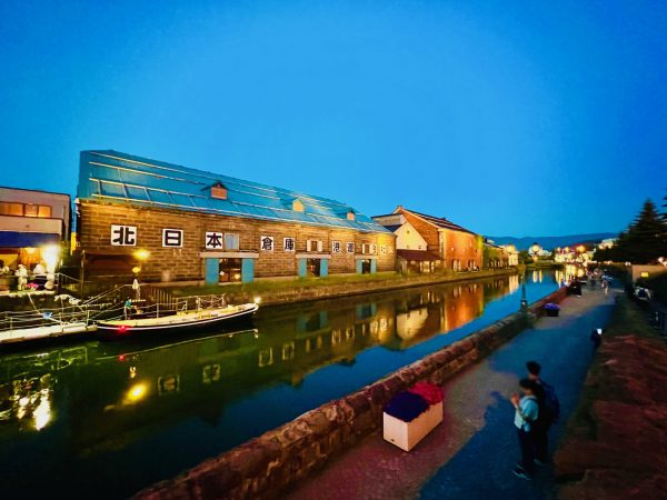 ▲戦火の被害を受けなかったことから、小樽市中心街には今も当時のままの姿の歴史的建造物が残されており、記念館やホテルとして利活用されている。この美しい街並みも「観光都市 小樽」の観光資源のひとつだ