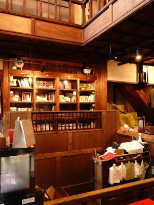 1階から見上げた2階の回廊