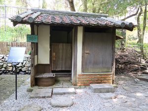 左がトイレ、右が風呂。２点ユニットと言えばいいだろうか、全体にコンパクトで、当時の日本人の体格を想像してしまった