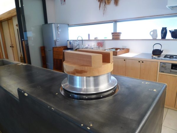 1階「サロン」の様子。</BR>ちなみに景丘の家のこども食堂や、アートスクールなどで使われている食器は、マザーディクショナリーが運営サポートに関わっている「手の長いおじさんプロジェクト」からの寄付によるものである。「手の長いおじさんプロジェクト」とは、陶芸家や工芸家などの有志から、使用に支障はないものの小さな傷のある食器などを、さまざまな場所や人に届けるという活動である