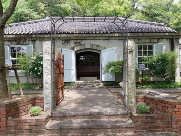 3棟並んだ退息所のうち、ゲートもあってかわいかった鍋島灯台退息所。考えてみれば灯台のあるような場所は波風も強いはず。堅固な建物が求められたのだろう